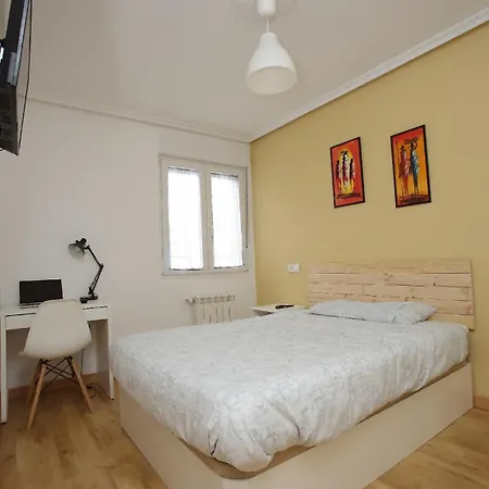 Piso De 4 A Un Paso Del Centro De * Oviedo